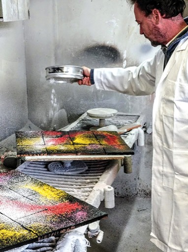 Andrea Sebellin nel suo laboratorio